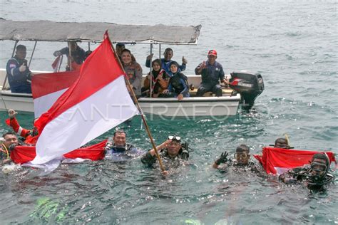 Pengibaran Bendera Merah Putih Di Bawah Laut Aceh Antara Foto