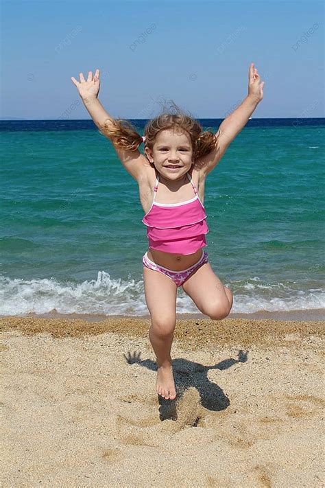 Fond Heureuse Petite Fille Sautant Sur La Plage été De Saut Blanc Photo