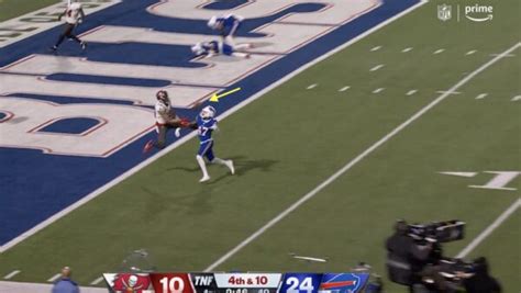 Mike Evans Makes Incredible Td Catch Off Defenders Helmet