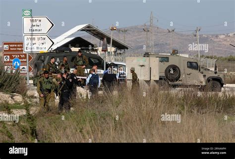 I Soldati Israeliani Si Trovano Sulla Scena In Cui Un Palestinese