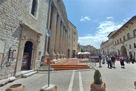 Assisi Verifiche In Corso Al Tempio Di Minerva Dopo La Caduta Di