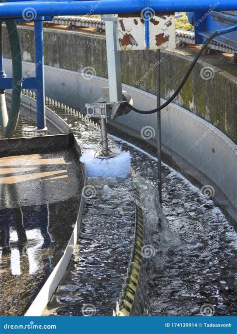 En El Vertedero Clarificador Secundario Limpiado Por El Pincel Foto De