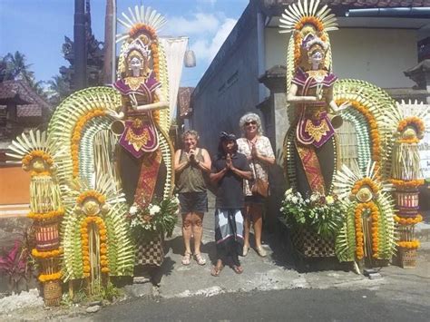 À la porte d entrée du mariage au village de Tihingan et avec un