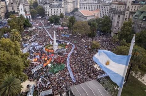 Más de 400 mil personas se reunieron en Plaza de Mayo para conmemorar