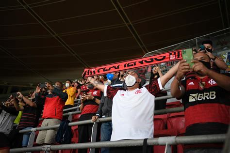 Flamengo vibra torcida goleia Defensa e vai às quartas na