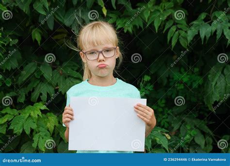Fille Blonde Triste Avec Lunettes Tenant Une Feuille Vierge De Papier Avec Espace Pour Le Texte