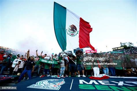 Rose Bowl Fans Photos And Premium High Res Pictures Getty Images