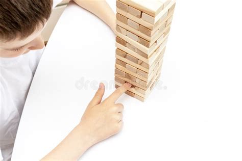 Un Muchacho Cauc Sico Del Preadolescente Que Juega Al Juego De Mesa De