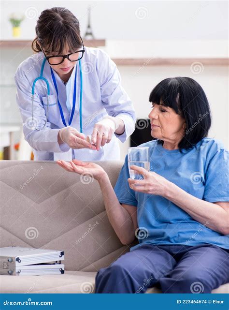 Jeune Médecin Visite D une Vieille Femme Mature Pour Examen Photo stock Image of glace maison