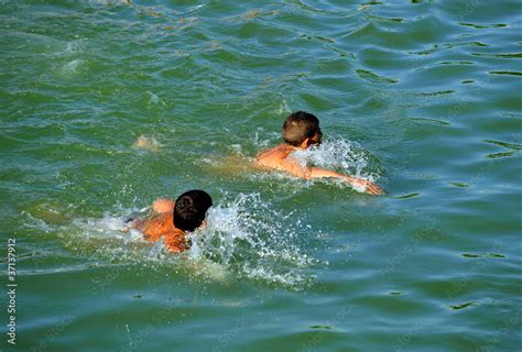 Niños bañándose en el río foto de Stock Adobe Stock