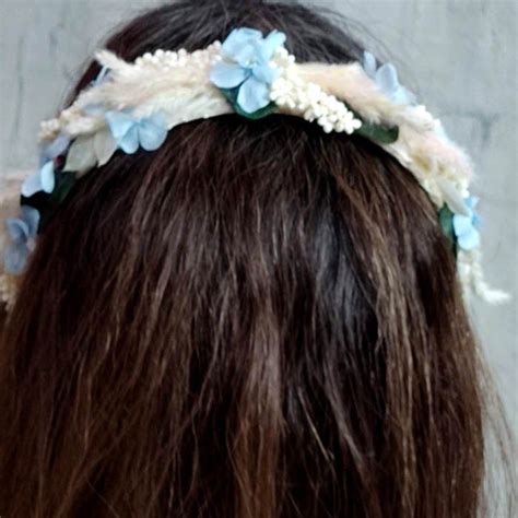 Diadema De Hortensia Azul Y Pampa Peinados De Autor Abril Dissenys