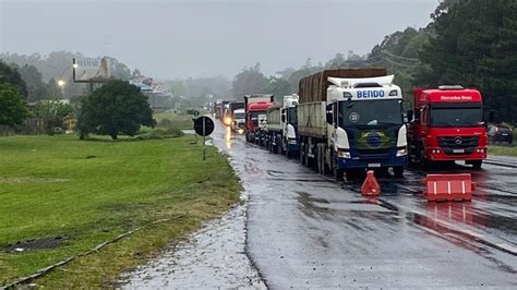 Caminhoneiros e manifestantes fecham rodovias após resultado das