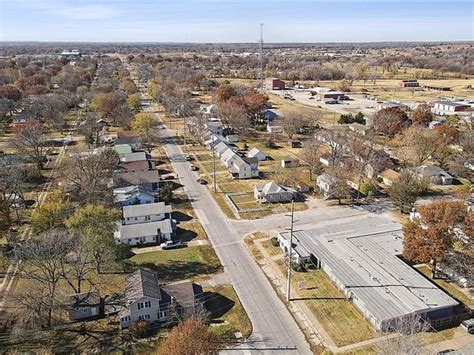 720 W 1st St Coffeyville Ks 67337 Mls S47751 Zillow