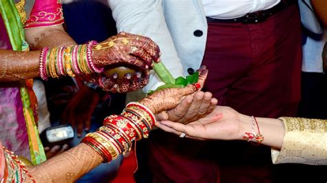 Bride Marries Guest After Groom Runs Away From Wedding In Karnataka । प्रेमिका के साथ भाग गया