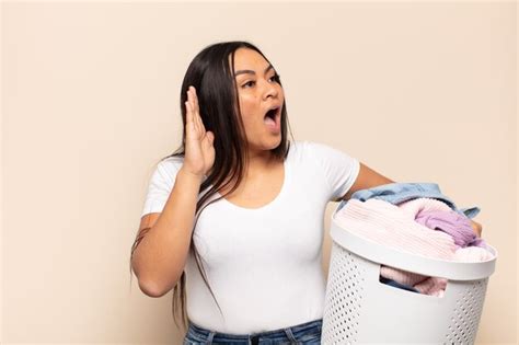 Mujer Latina Joven Que Se Siente Feliz Emocionada Y Sorprendida