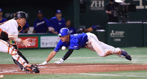 ＜巨・中＞8回、大島の同点適時打で生還する三好 （撮影・西川祐介） ― スポニチ Sponichi Annex 野球