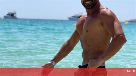 Só faltava esta Hélder trabalha para sex shop e vira dançarino do varão Eu agrado a das