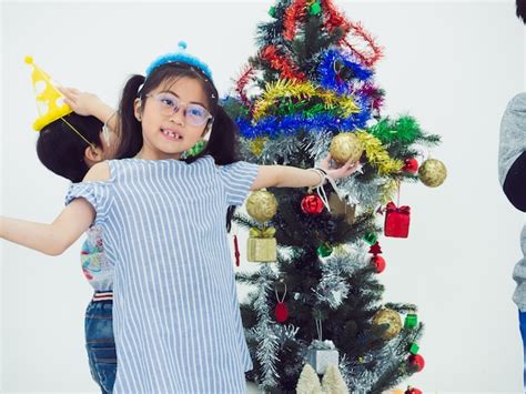 Grupo De Ni Os Celebran La Fiesta Y Disfrutan La Diversi N Navide A