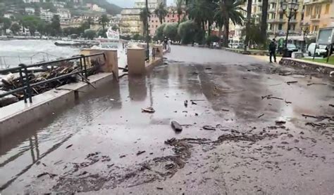 Maltempo In Liguria Mareggiata Lungo La Costa Tra Chiavari E Rapallo