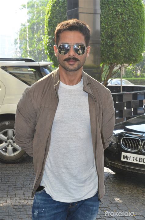 Shahid Kapoor Photos Shahid Kapoor Pics Photo Gallery Hot Sexy Shahid Kapoor Photos