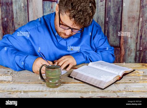 Hombre Leyendo La Biblia En La Iglesia Detrás De Una Mesa De Madera