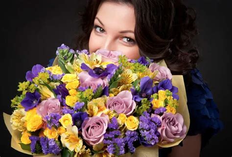 Какие цветы подарить девушке на день рождения. Какие цветы дарить ...