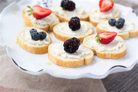 Crostini With Goat Cheese Berries And Honey Kimbrough Daniels