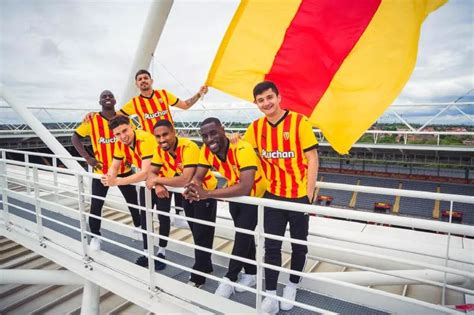 Le Stade Bollaert Inspire Le Nouveau Maillot Domicile Du Rc Lens D Gaine