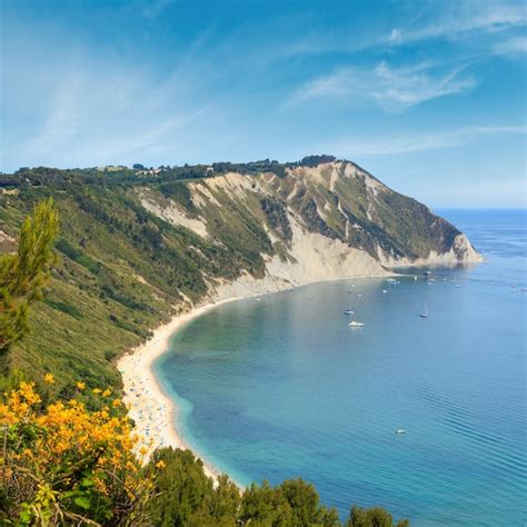 Bahía del mar adriático de verano y floreciente playa de spiaggia