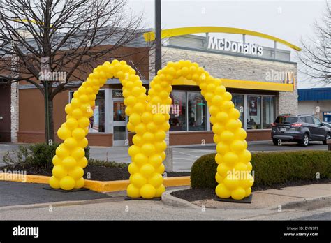 McDonald's restaurant golden arches Stock Photo - Alamy