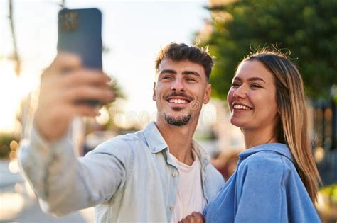 Pareja Joven Y Mujer Sonriendo Confiada Haciéndose Selfie Por El