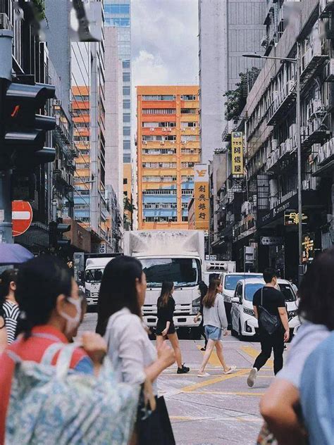 被港人 “排斥” 的内地优才：主动降薪和加班，卷翻香港职场 涨姿势