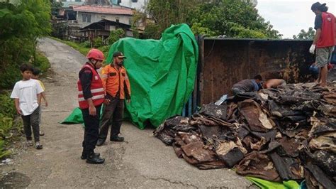 Tak Kuat Menanjak Truk Muatan Kulit Sapi Terguling Di Jalan Bukit