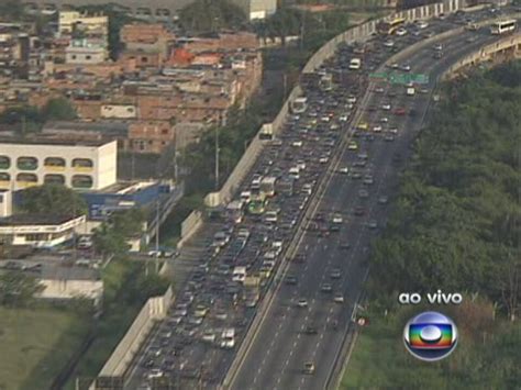 Vídeo Motoristas enfrentam trânsito intenso na Linha Vermelha Bom