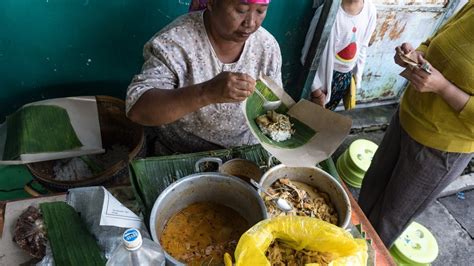 IBU INI PADAHAL HANYA BERJUALAN NASI URAP PECEL LODEH TAPI PEMBELINYA