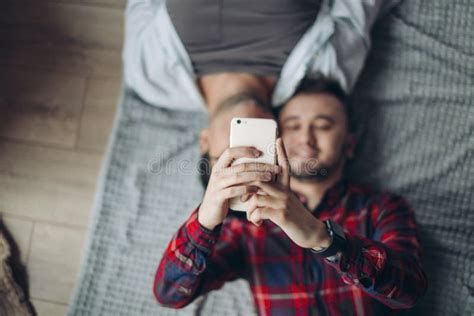 Pares Gay Que Hacen El Selfie En Cama Foto De Archivo Imagen De Alianza Feliz