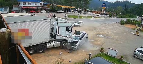 Carro Destruído Vídeo Mostra Momento De Grave Acidente Na Br 470