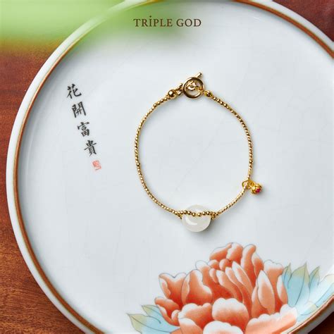 vong dong dieu duong chi bach ngoc  triple god design