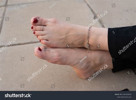 1,109 Feet with toe rings Images, Stock Photos & Vectors | Shutterstock