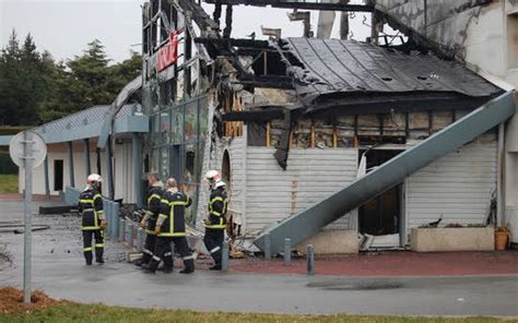 Surzur Le Supermarch D Truit Par Les Flammes Le T L Gramme