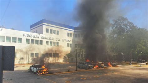 Estalla furia por policía fugado Atacan normalistas de Ayotzinapa