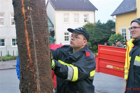 30 04 2019 MAIBAUM Aufstellen Freiwillige Feuerwehr Zeiselmauer