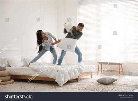 Pillow Fight Images Photos Et Images Vectorielles De Stock