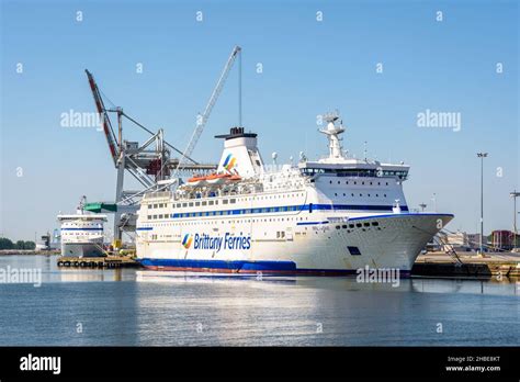 Im Hafen von Le Havre vertäuten zwei Fährschiffe der Brittany Ferries