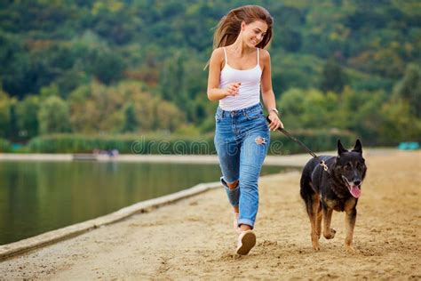 Une Fille Joue Avec Son Chien En Parc L été Image stock Image du