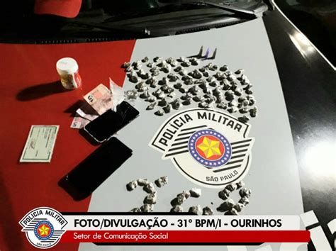 Policiais encontram 123 porções de maconha e pinos de cocaína em casa