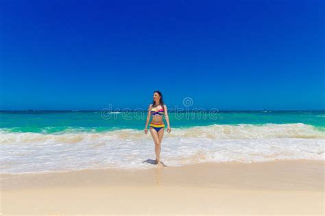 Jong Mooi Aziatisch Meisje Met Lang Zwart Haar In Bikini Drin Stock Afbeelding Image Of