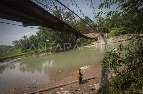 Jembatan Gantung Rusak Parah Di Lebak Antara Foto