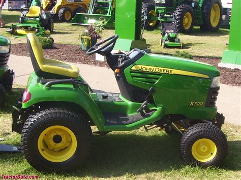 John Deere X700 Tractor Information