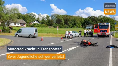 Motorrad Kracht In Transporter Zwei Jugendliche Und Schwer